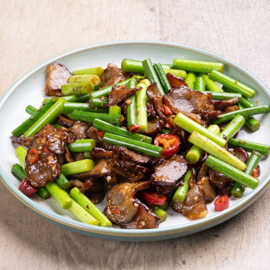 Smoked Pork Belly with Garlic Moss 腊肉蒜苔