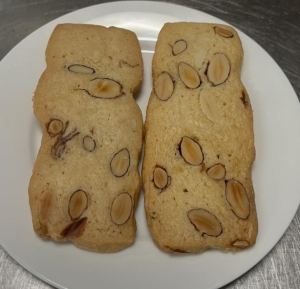 Almond Biscuit 杏仁餅 有牛乳成分