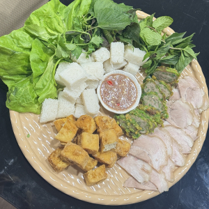 25. Mẹt B&ograve; L&aacute; Lốt - Nem Nướng - Chả Gi&ograve; - Grilled Beef in Betel Leaf, Grilled Pork Sausage & Fried Spring Rolls Platter