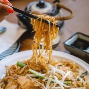 F02. Saut&eacute;ed Chicken & Greens Chow Mein