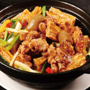 147. Lamb Stew & Dried Bean Curd Sheet in Clay Pot 枝竹羊腩煲