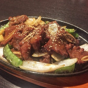 M18. Beef Short Rib on Sizzling Platter 铁板牛仔骨