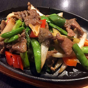 M29. Sliced Beef with Oyster Sauce Served in Sizzling Platter 铁板蚝油牛肉