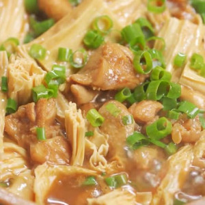 Chicken & Dried Bean Curd in Black Bean Sauce on Rice 豆腐支竹雞柳飯