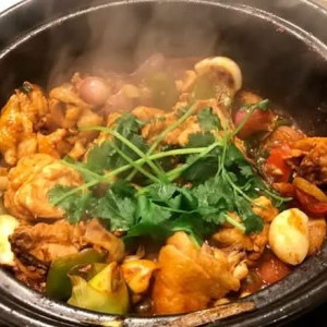 Flavourful Hong Kong Style &ldquo;Zha‑Zha&rdquo; Chicken Pot (Half) 父親節呈獻&mdash;惹味港式啫啫雞煲 (半）
