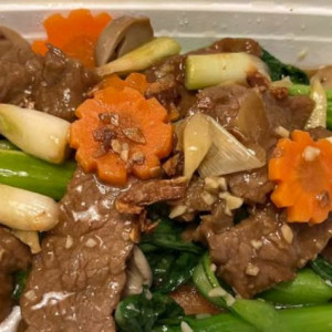 Stir-Fried Beef with Yu Choy 牛肉炒菜心