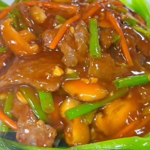 Beef Fried Rice Noodles with Vegetables 菜遠牛肉炒河