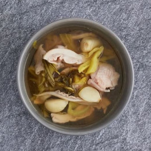 Pork Bone & Chicken Soup (32oz) 老闆娘靓靚老火雞湯: 每日不同主题靚雞湯 