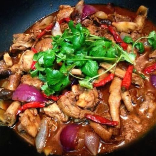 Sizzling Free Range Chicken in Pot 啫啫走地雞煲 (小)