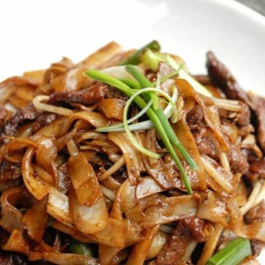 Beef Fried Rice Noodles in Soya Sauce (BOGO) 乾炒牛河 (买一送一)