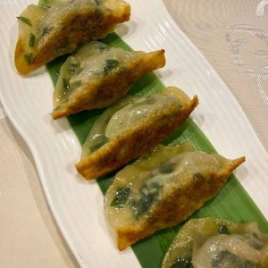 Fried Pork Dumpling with Chives 香煎韭菜餃