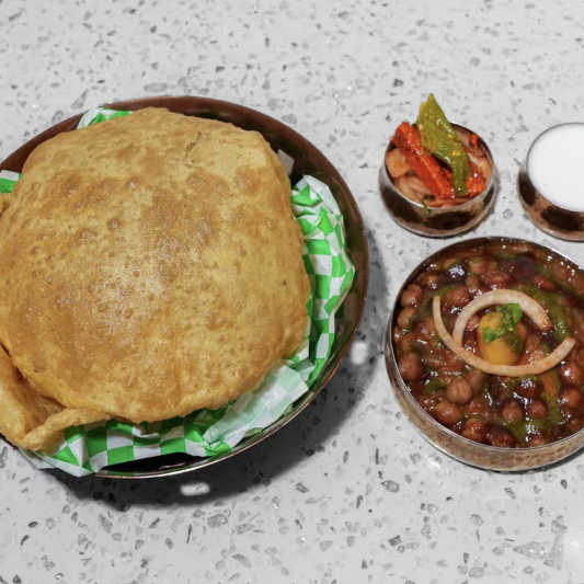 Chole Puri (2 pcs)