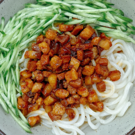 Spicy Pork with Soy Bean Paste and Noodles／肉丁辣酱面