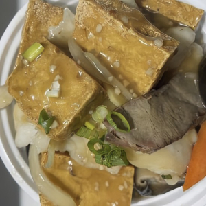 G4. Braised Cod with Tofu Hot Pot 红烧班球豆腐煲