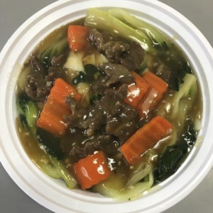 C18. Beef with Pak Choy Fried Rice Noodles 时菜牛河