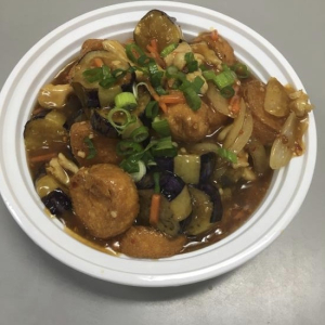H15. Eggplant with Egg Tofu Shredded Pork in Chili Sour Sauce 鱼香茄子玉子豆腐煲