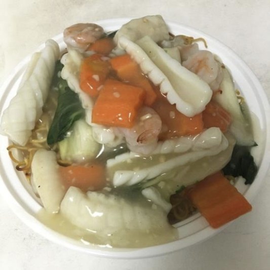 C2. Seafood with Pak Choy Crispy Chow Mein 海鲜炒麵