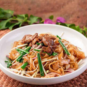 Stir Fried Rice Noodles with Beef & Vegetables 干炒牛