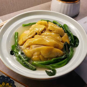 Poached Free Range Chicken with Broth & Vegetables 菜膽上湯走地雞