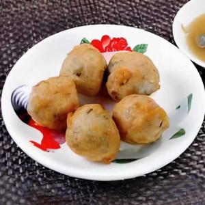 30. Deep Fried Fish Ball with Clam Sauce 蜆汁鯪魚球