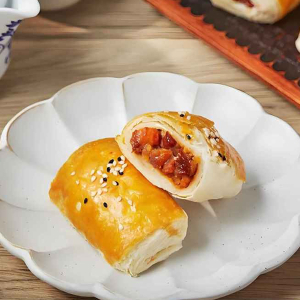 33. Baked BBQ Pork Pastry 招牌叉燒酥