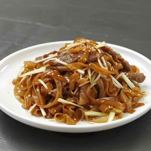 Fried Rice Noodles with Beef & Vegetables 時菜牛