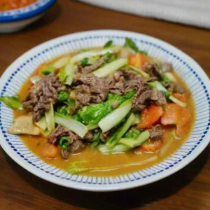 Fried Sliced Beef with Seasonal Vegetables 時菜炒牛仔肉