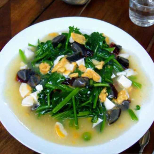 68. Preserved Assorted Egg with Baby Bai Choy in Broth 金銀蛋浸白菜苗