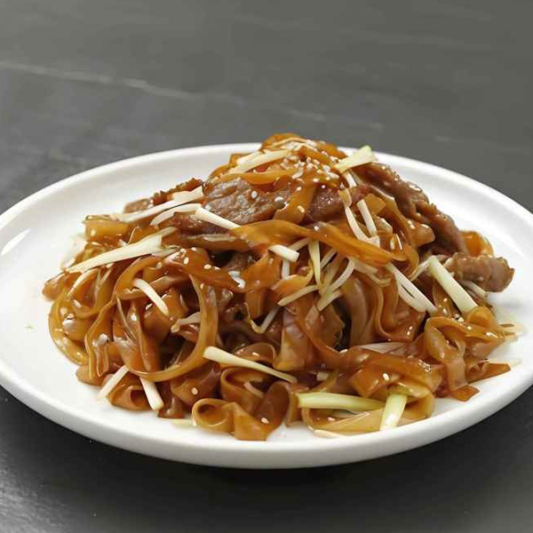 Fried Rice Noodles with Beef & Vegetables 時菜牛