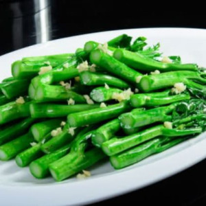 Stir-Fried Chinese Broccoli with Garlic 蒜蓉芥蘭苗