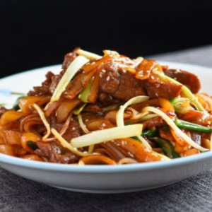 Stir-Fried Flat Rice Noodles with Beef and Soy Sauce 乾炒牛河