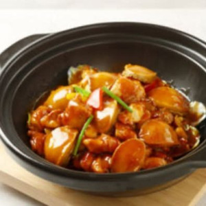 Abalone and Chicken in Hot Pot 啫啫鮑魚雞煲