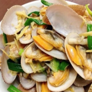 Stir-Fried Clams with Ginger and Green Onion 薑蔥炒蜆