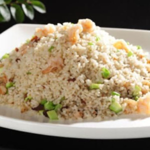 Stir-Fried Rice with Seafood and Garlic 蒜香海皇炒飯