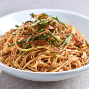 Noodle Mix with Fried Onion and Soy Sauce 蔥油拌麵