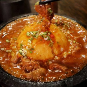 Sliced Beef with Mashed Potatoes in Chef&rsquo;s Special Sauce 上醬肥牛土豆泥