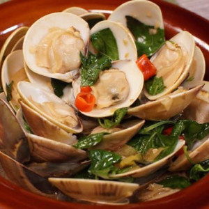 Stir-Fried Clams with Basil 九層塔炒花蜆
