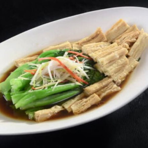 Seasonal Vegetables with Mushrooms and Dried Bean Curd 鮮菌腐竹時菜