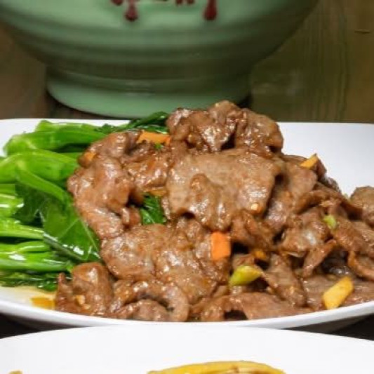 Stir-Fried Beef with Seasonal Vegetables 時菜炒牛肉