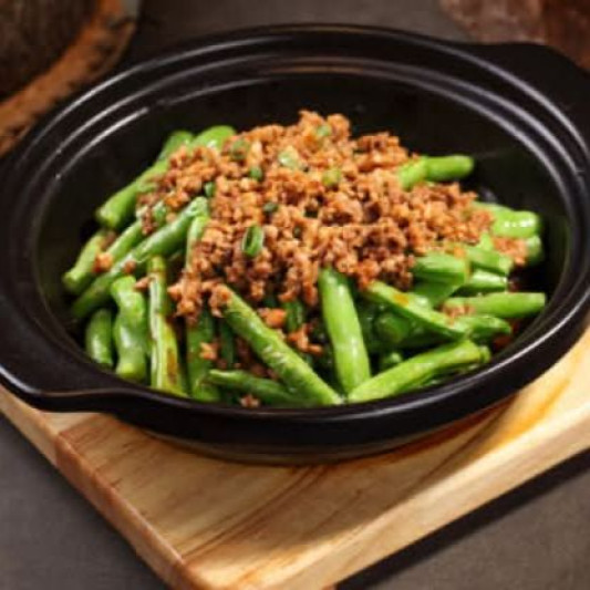 Dry-Fried Green Beans with Minced Pork and Olive Vegetables 欖菜肉碎四季豆