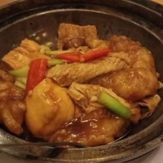 Braised Grouper Belly and Tofu in Hot Pot 斑腩豆腐煲