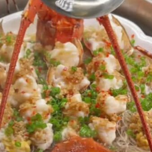 Steamed Lobster with Garlic and Vermicelli 蒜蓉粉絲蒸龍蝦