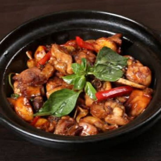 Three-Cup Sauce Chicken in Hot Pot 三杯雞煲