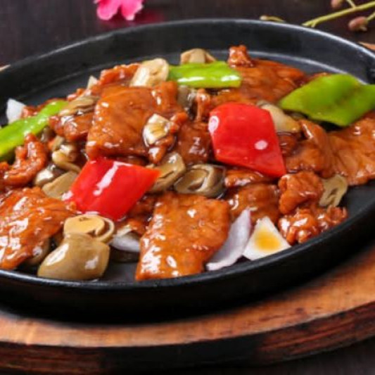 Sizzling Stir-Fried Beef with Mushrooms and Green Onion 鐵板蘑菇蔥爆牛肉