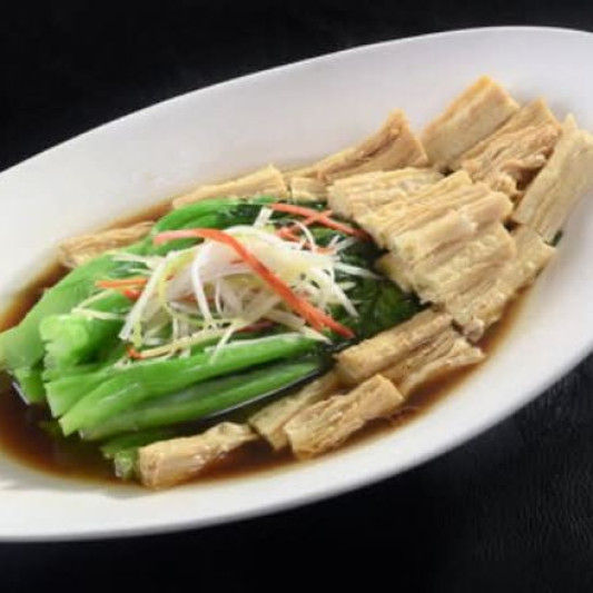 Seasonal Vegetables with Mushrooms and Dried Bean Curd 鮮菌腐竹時菜