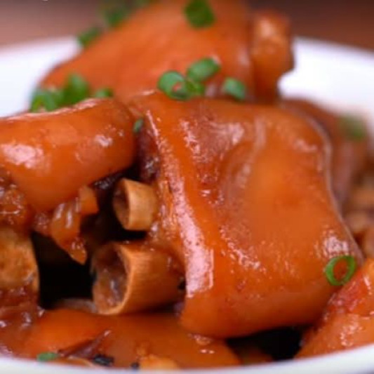Braised Pork Hock with Fermented Red Bean Curd 南乳豬手
