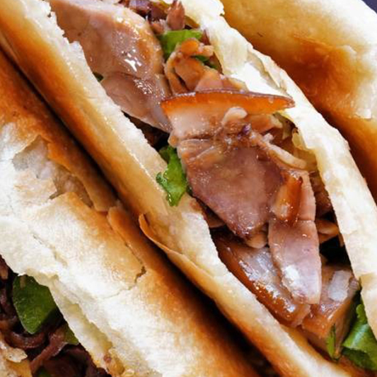 Smoked Pork Burger with Bean Sauce and Onion 酱香熏肉火烧 