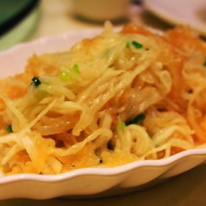1024. Jellyfish Mixed with Shredded Radish in Green Onion Oil 葱油萝卜丝海蜇
