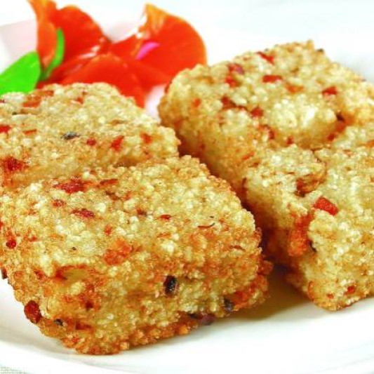 7013. Fried Rice Cake with Preserved Meat (3 pcs) 腊味粢饭糕 (3只)