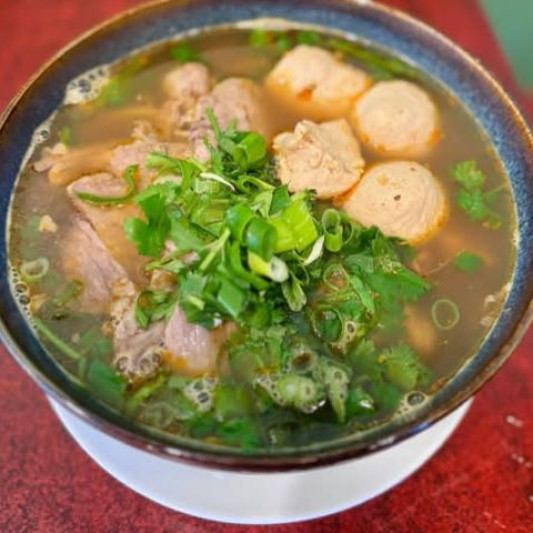S7. Hue Spicy Noodle Soup - B&uacute;n B&ograve; Huế
